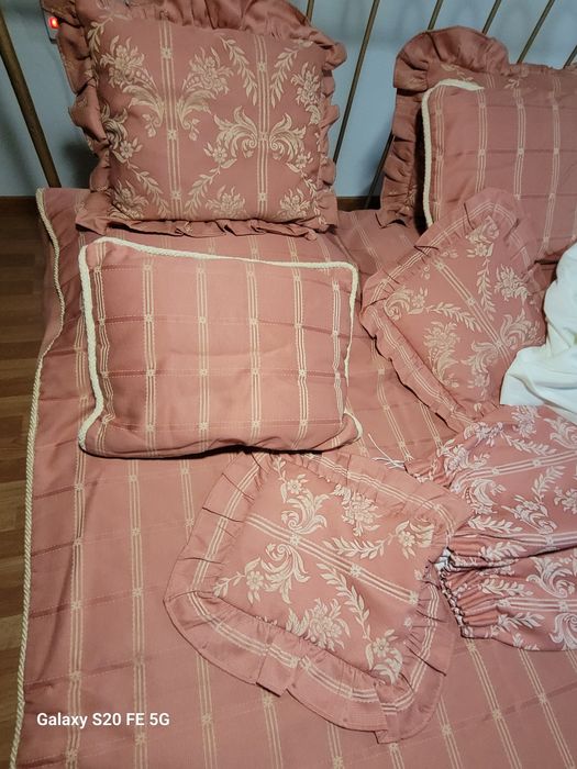 Conjunto de quarto, cobertas, almofadas, cortinas, sanefas...