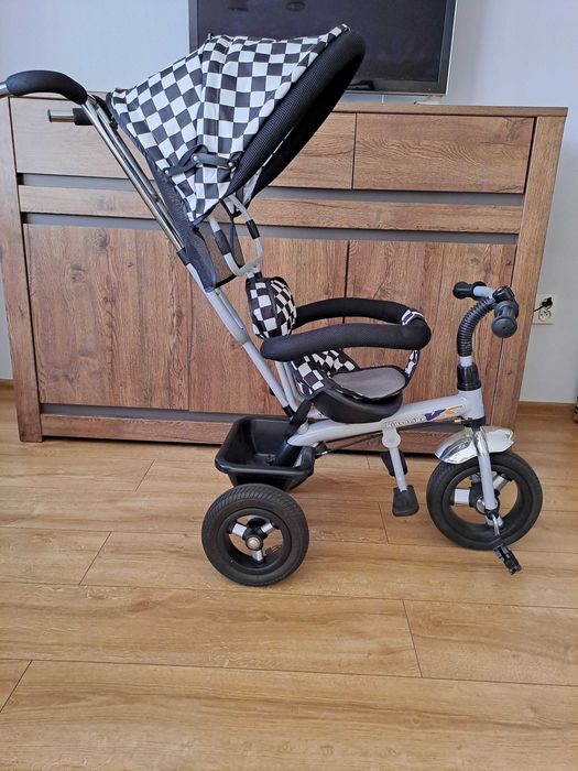 Rowerek trójkołowy Eurobaby szary, biało czarne pokrowce.