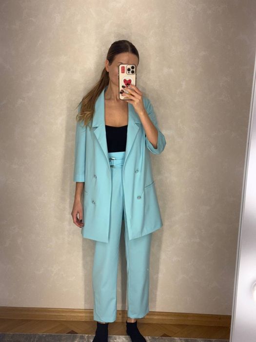 Класичний жіночий блакитний костюм в розмірах від XS до L