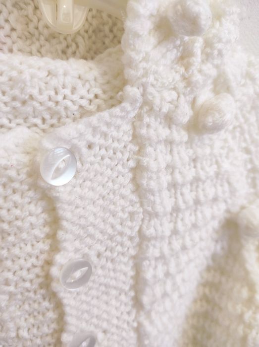 Nowy biały  dziergany sweter z kapturem / wełniany / na chrzest  74/80