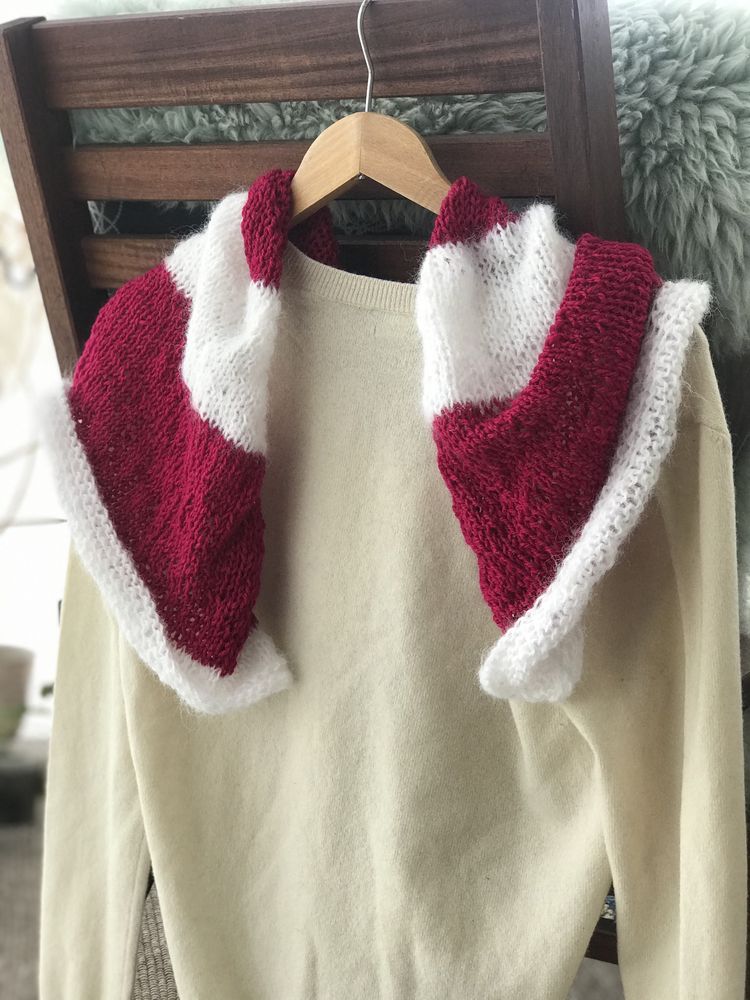 Trójkątna chusta na drutach białe różowe pasy handmade
