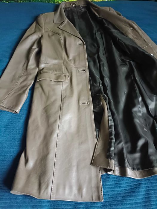 Płaszcz damski,skórzany z paskiem.Dwie kieszenie roz. 40