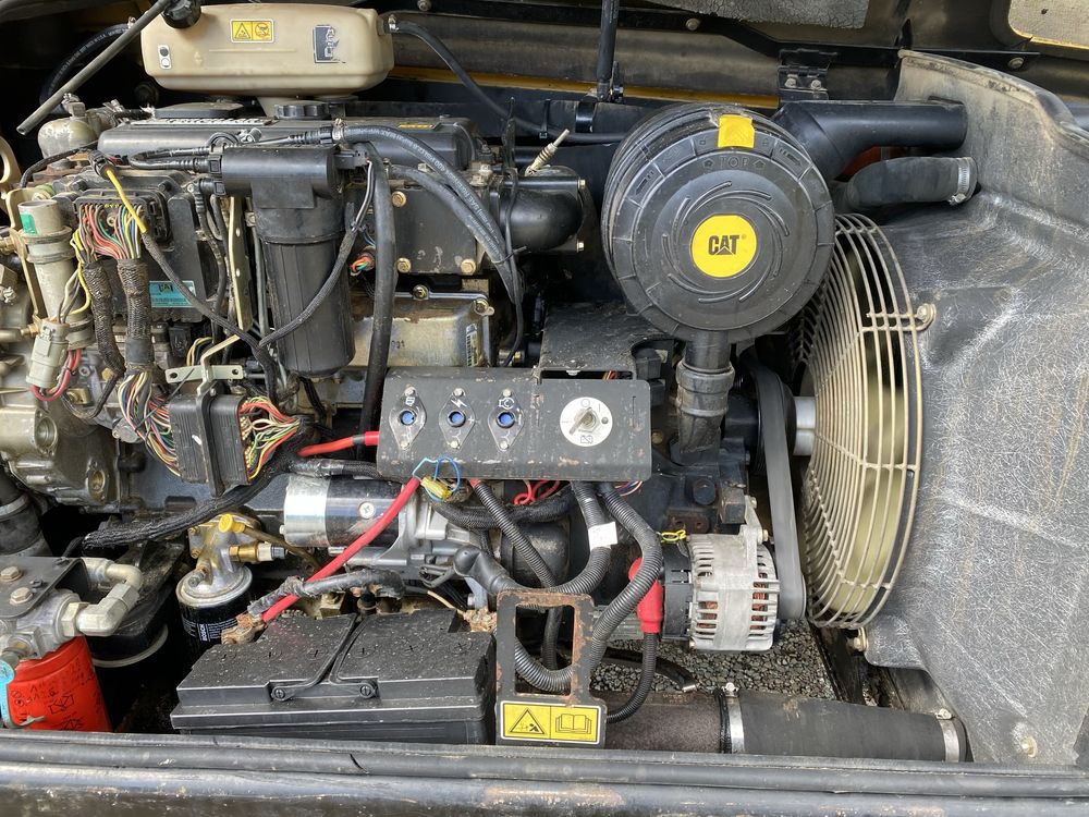 Cat TH 330 spr z Francji  7m 2004r