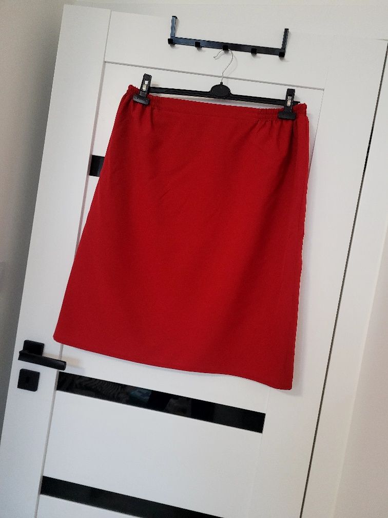Elegancka czerwona spódnica na podszewce, rozm.54.