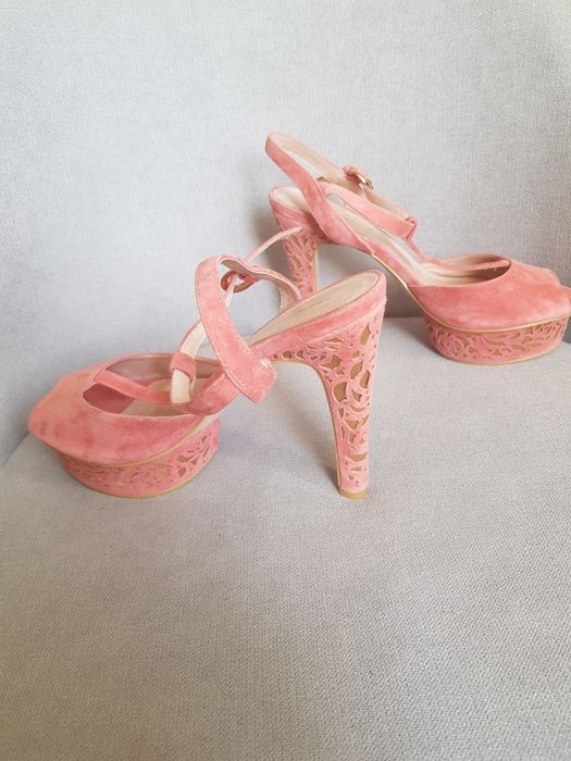 Очень красивые лабутены из натуральной нежной замши