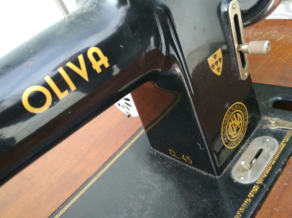 Máquina costura OLIVA CL45 com móvel original e com motor e pedal