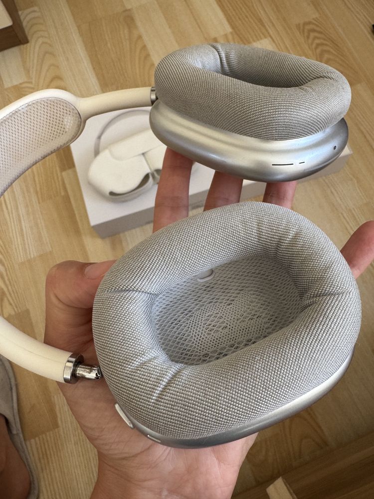 AirPods Max з кейсом