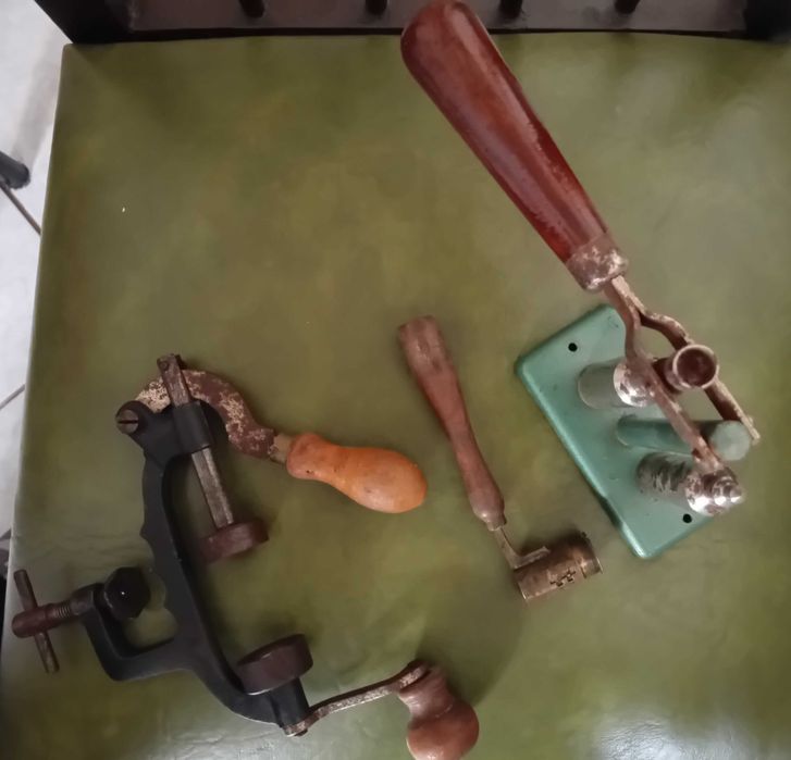 Rebordador, tira e põe fulminantes e doseador (St. Etienne).