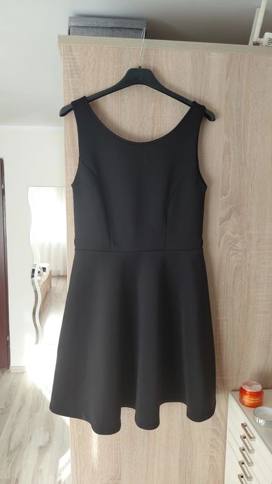 Czarna gładka rozkloszowana sukienka na grubych ramiączkach sinsay s