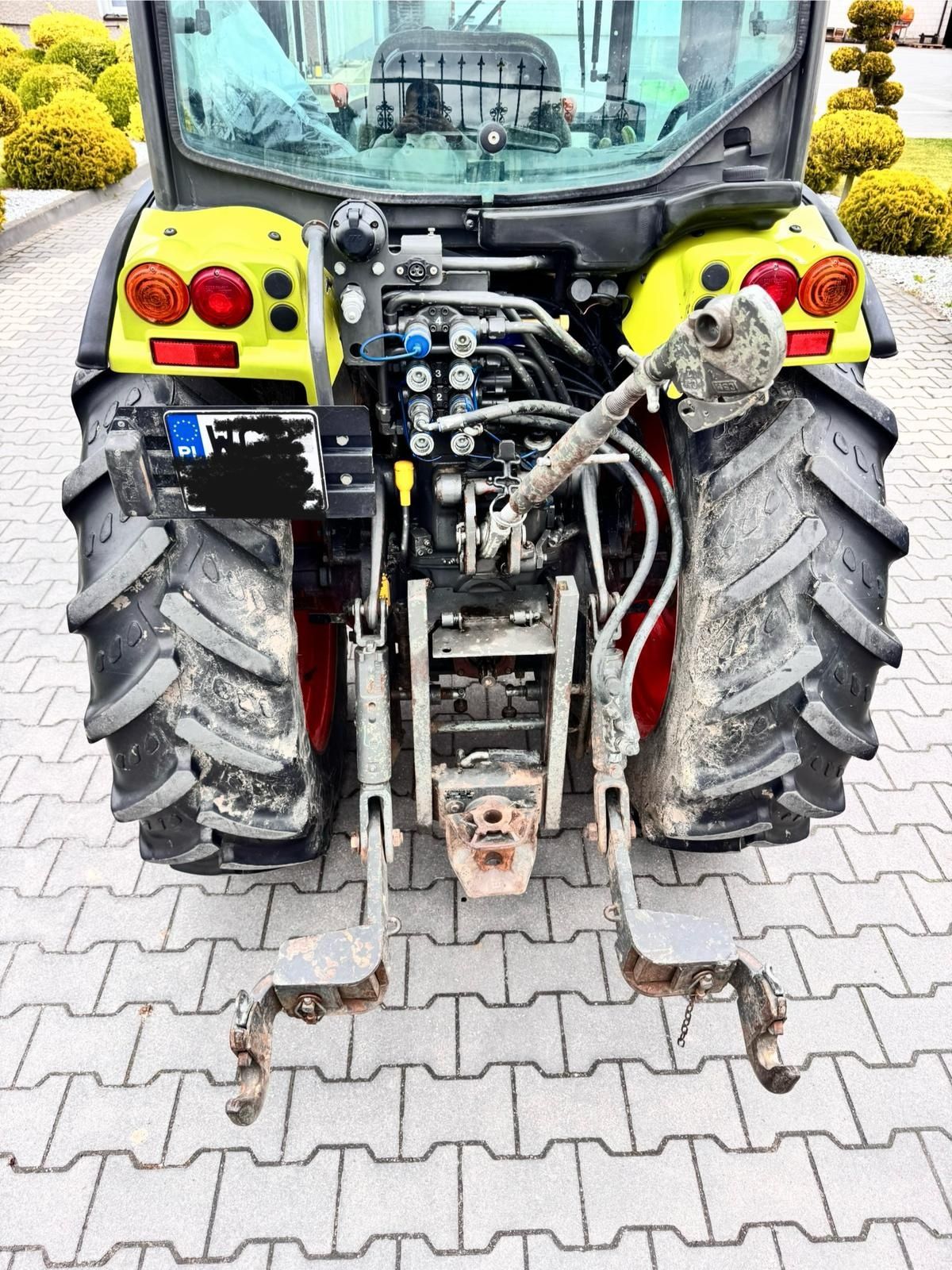 Ciągnik sadowniczy Claas Nectis 237ve sadownik.