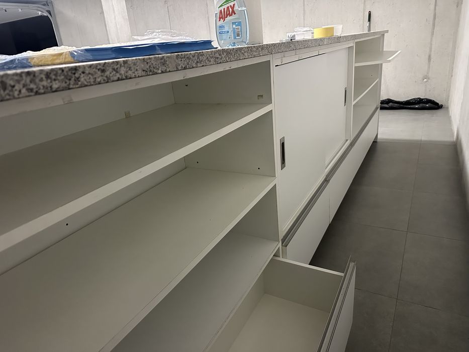 Balcão proveniente de espaço comercial.