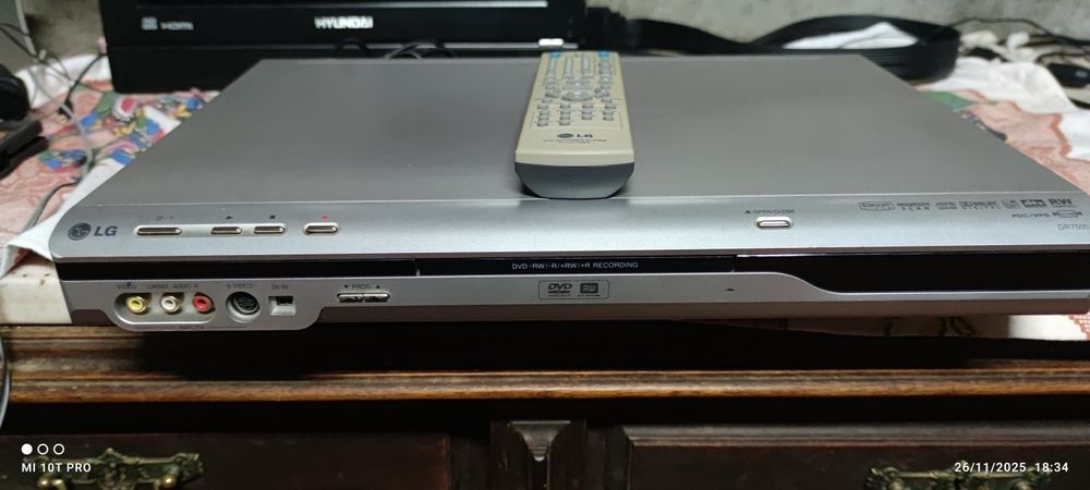 Leitor e gravador de DVDs  LG, a funcionar e bem estimado.