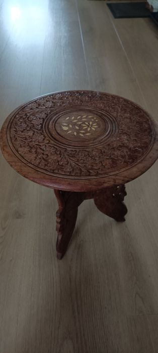 Piękny, ręcznie rzeźbiony indyjski stolik z perłową masą