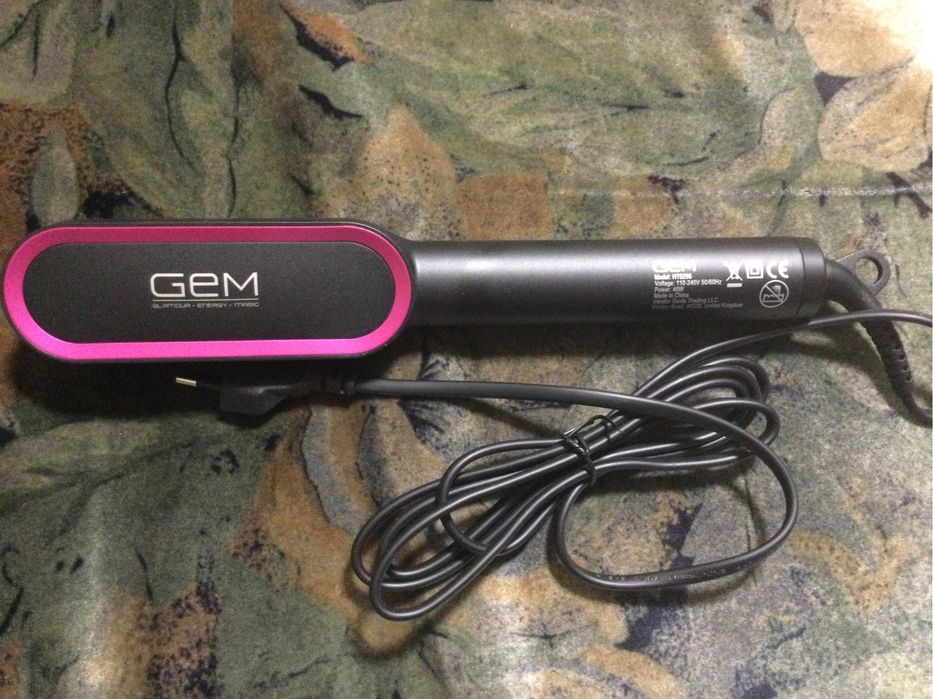 Утюжок, гребінець-вирівнювач для волосся.