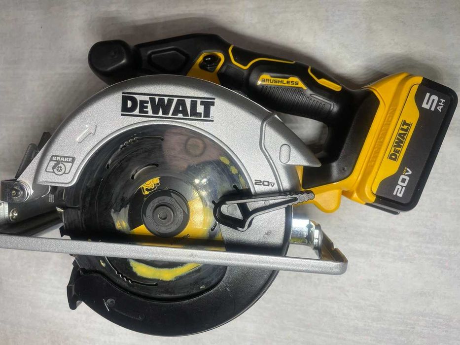 Інструмент Dewalt