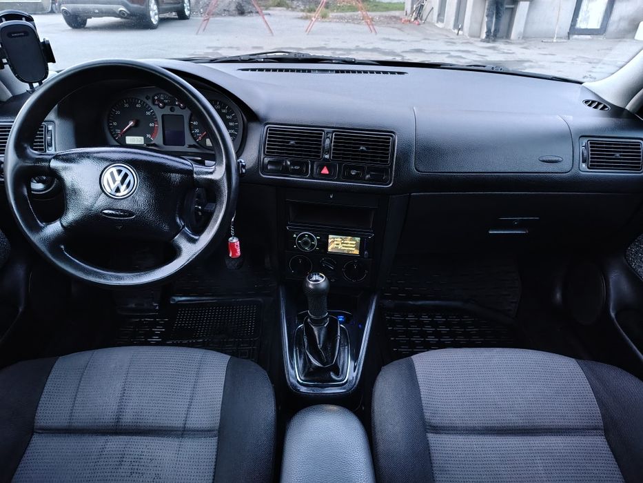 Фольсваген  GOLF 4  хетчбек 1.4  2001 г.
