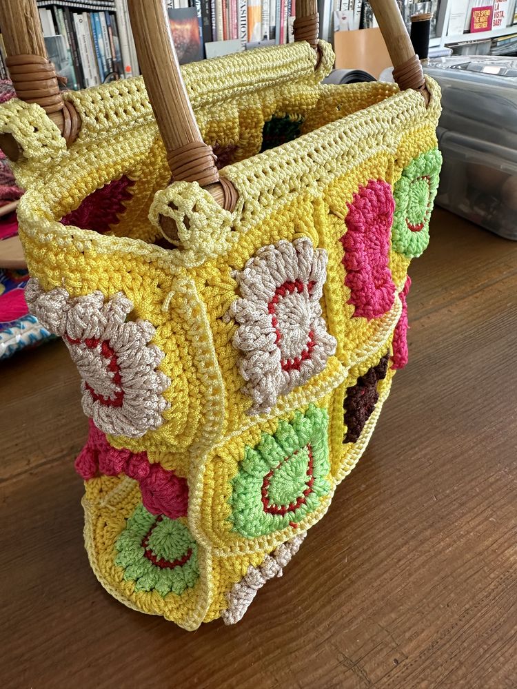 Bolsa em crochet com asas em bambu