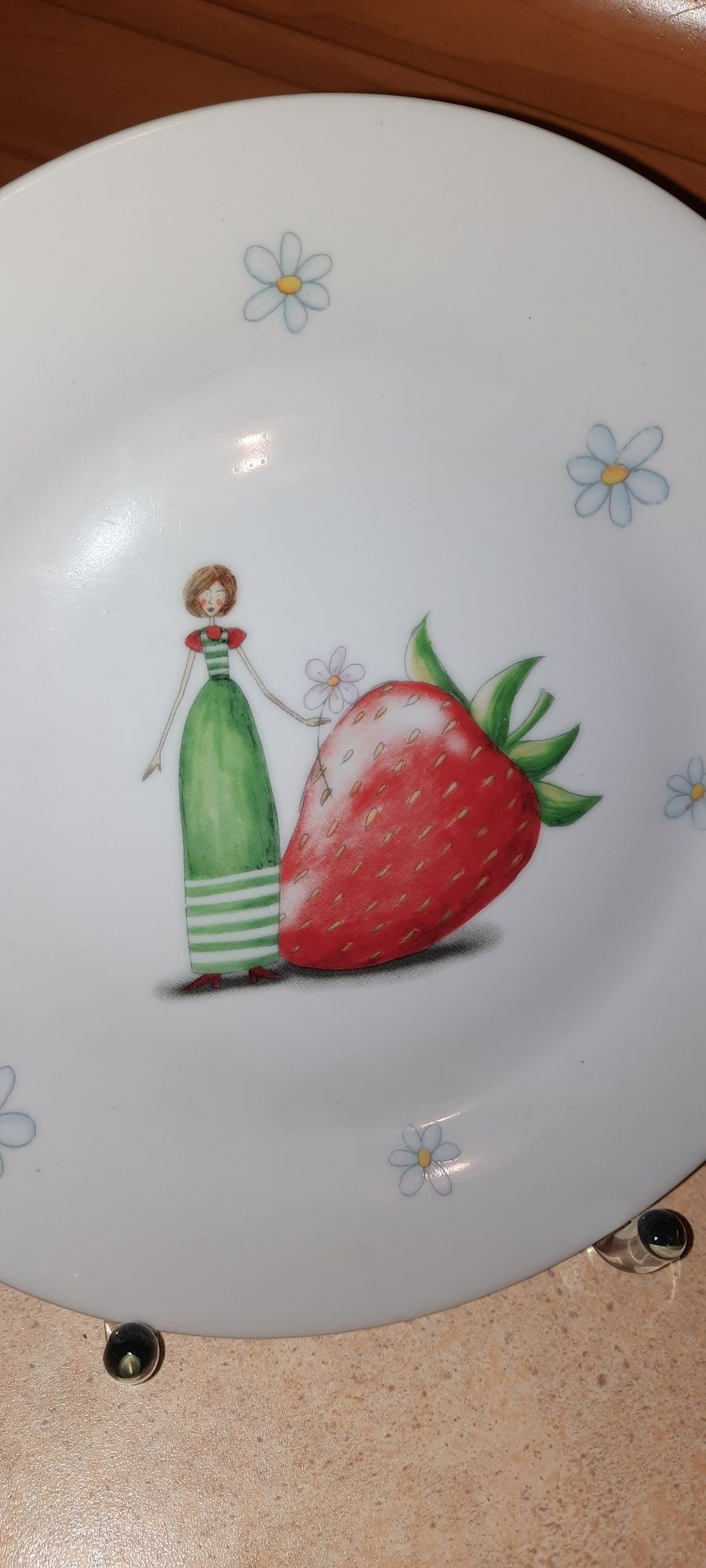 Śliczny talerz deserowy z truskawką