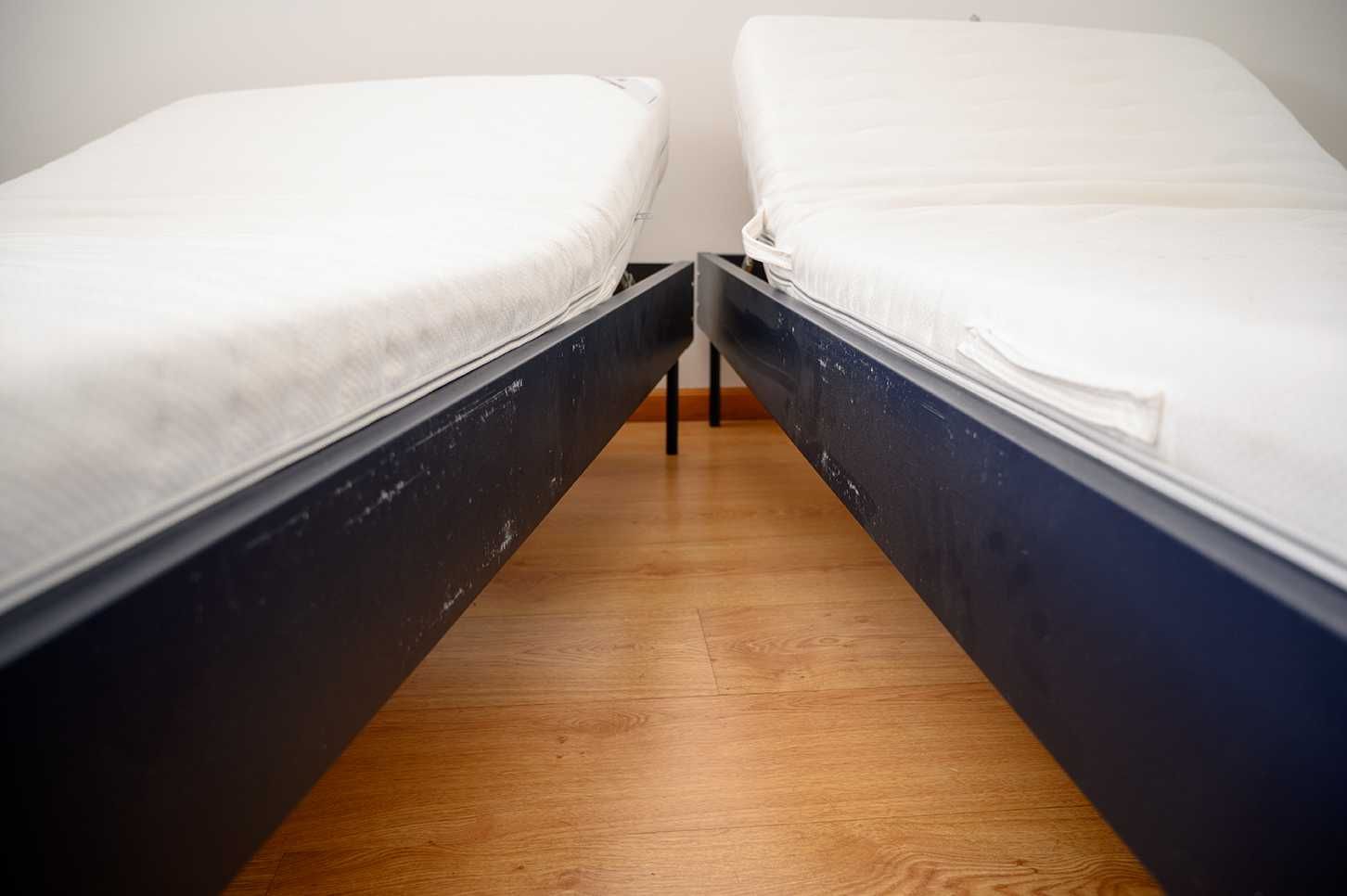 Vendo (1) uma cama + (1) um estrado ajustável + (1) um colchão
