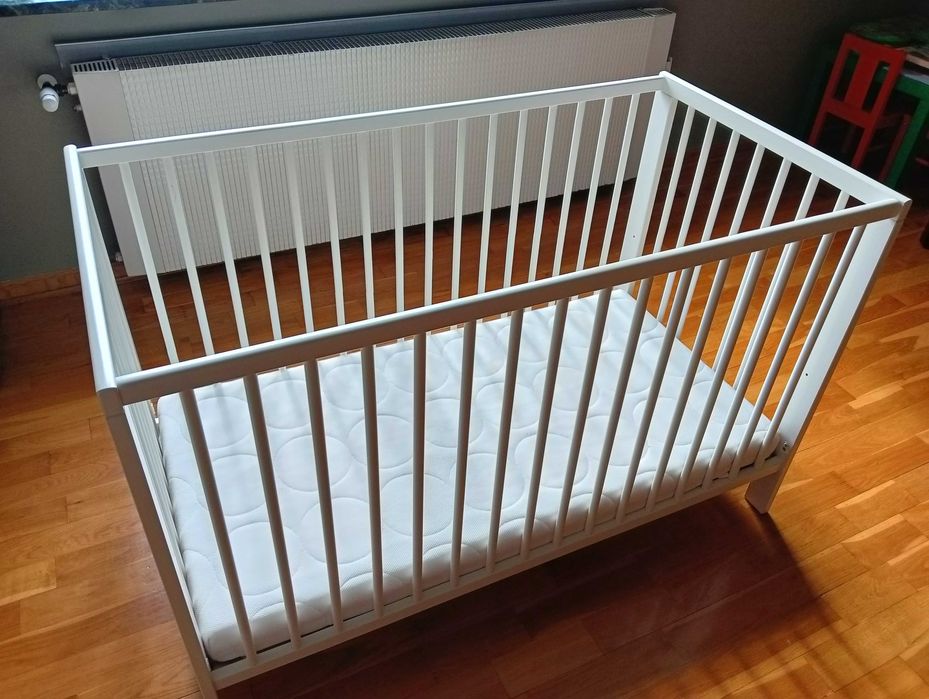 Łóżeczko z materacem+krzesełko do karmienia+przewijak+wanienka