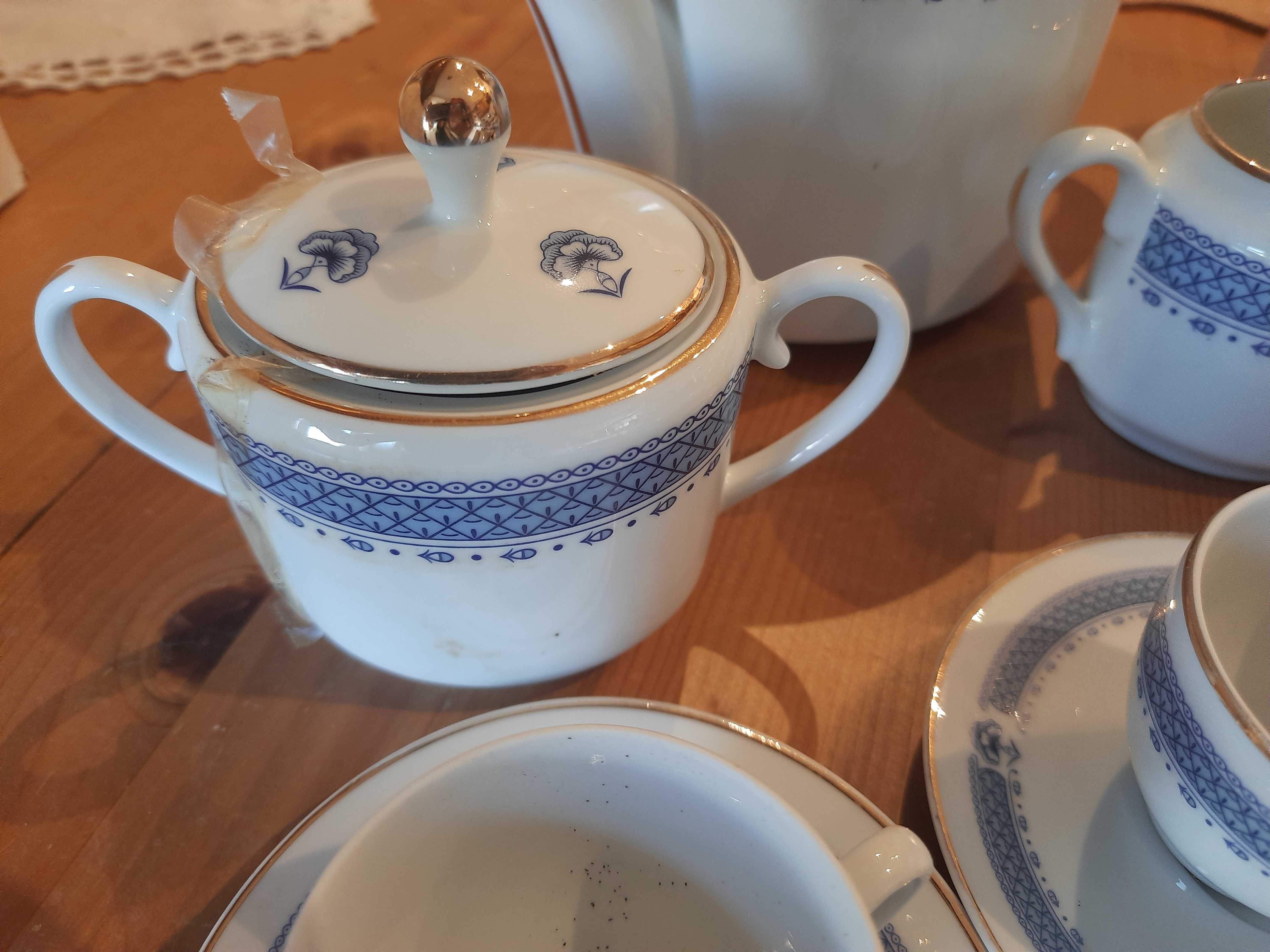Porcelana de café e chá, com açucareiro, 2 leiteiras e 2 bules.