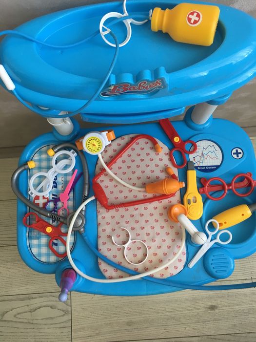 Продам детский столик набор для игры в доктора
