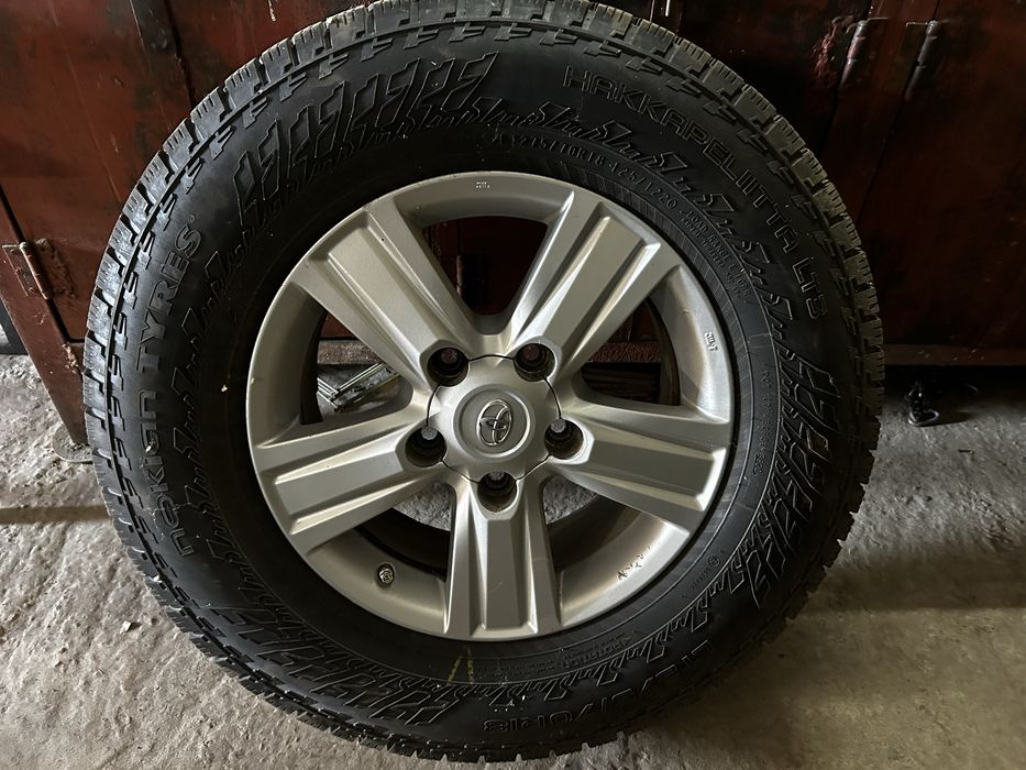Nokian Hakkapelitta LT3 на штатних дисках від Land Cruiser 200