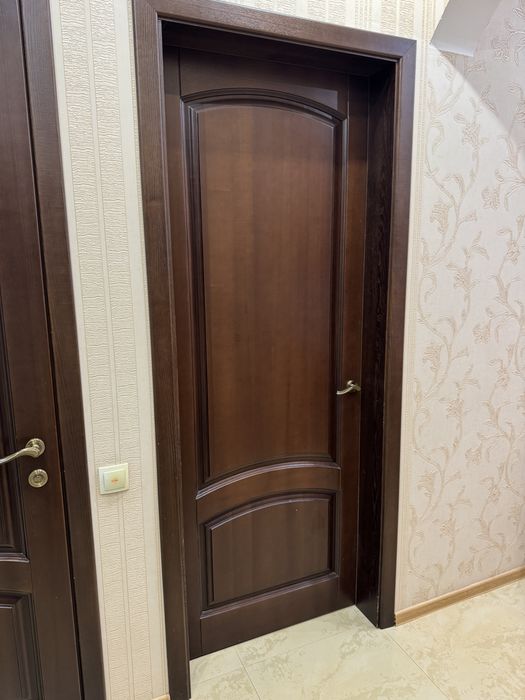 Двері з масиву коричневі