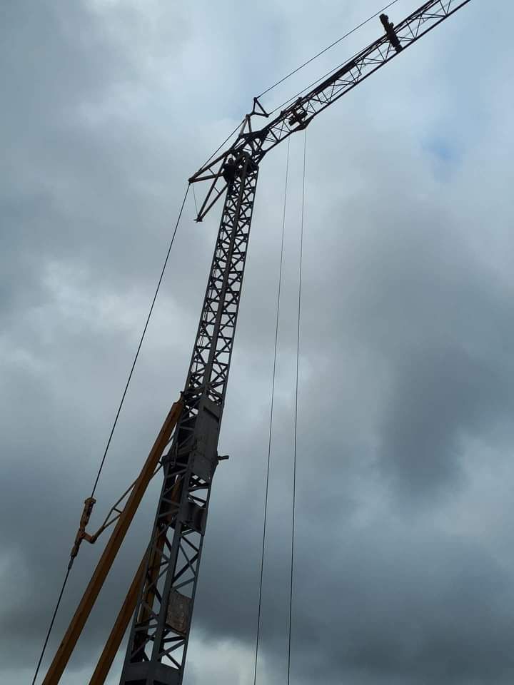 Montagem de gruas hidráulicas auto montantes