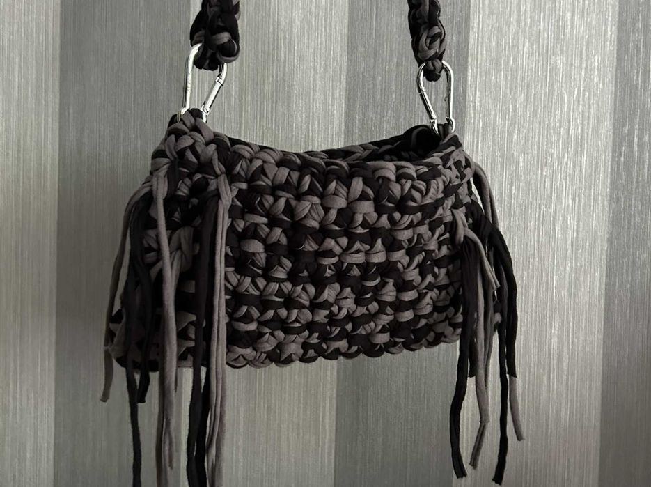 Czarno-szara torebka wykonana na szydełku