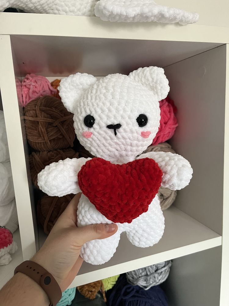 Bialy miś walentynkowy z serduszkiem na szydełku amigurumi