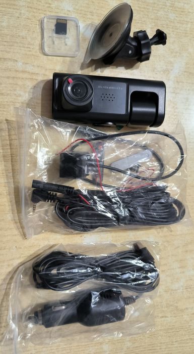 Продам відеореєстратор с 3 камерами 1080 р + карта 32 Гб