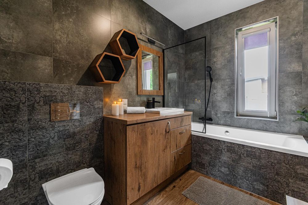Apartament z tarasem i jaccuzi, wanną i wyjściem na ogród nad morzem w