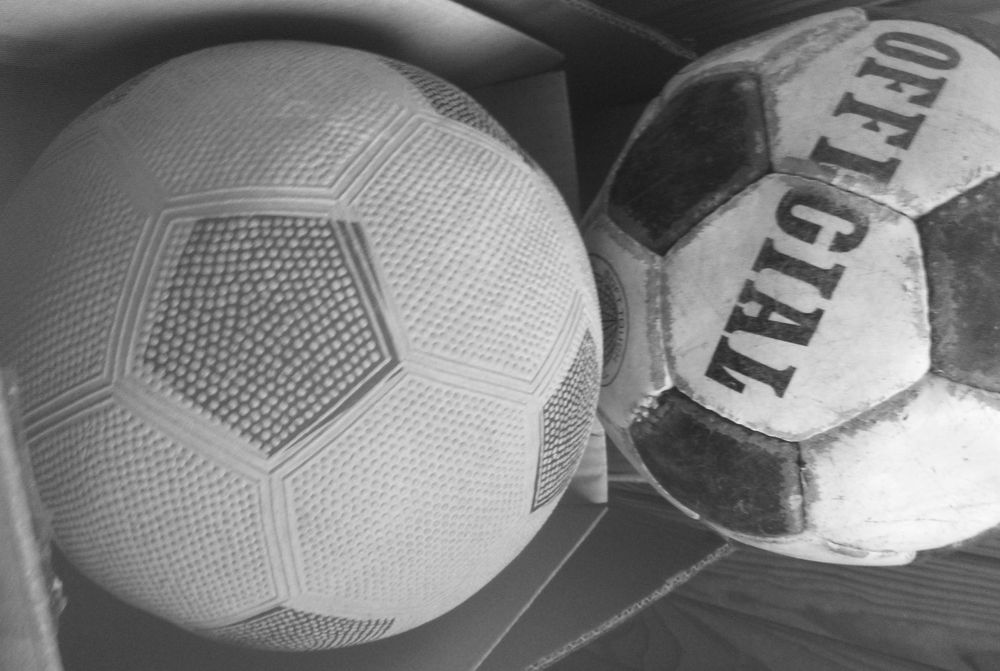 два футбольні м'ячі