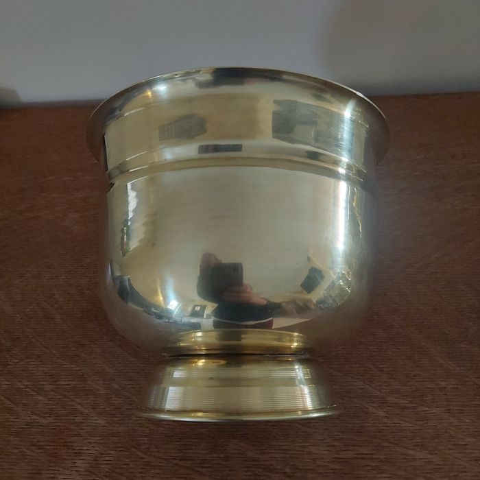 Piękna mosiężna osłonka na doniczkę