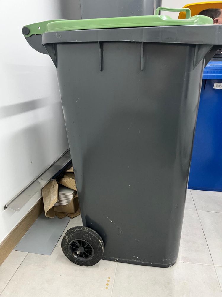 6 Caixotes de Lixo 240L c/ rodas e novos