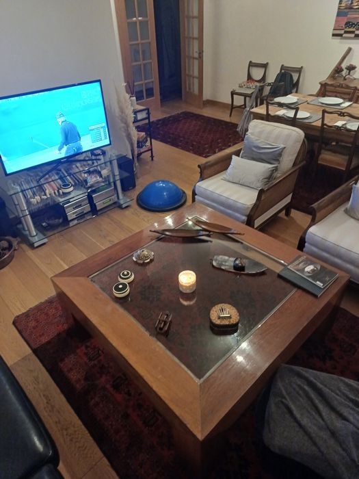 Mesa de madeira maciça e tampo em vidro