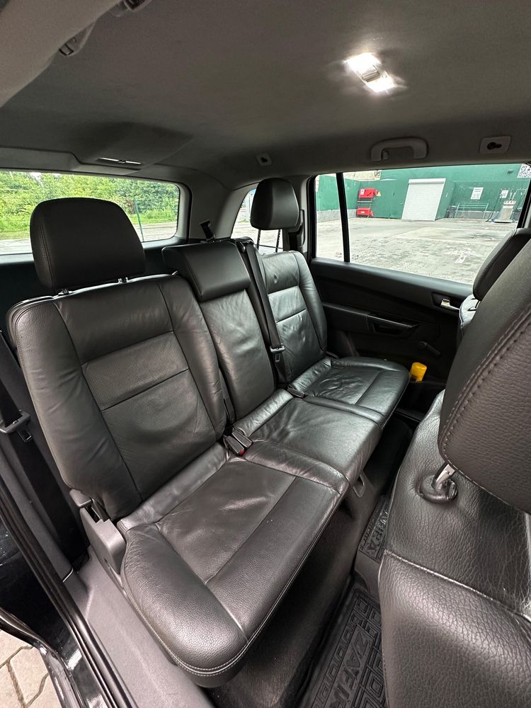 Чорний Opel Zafira 2006