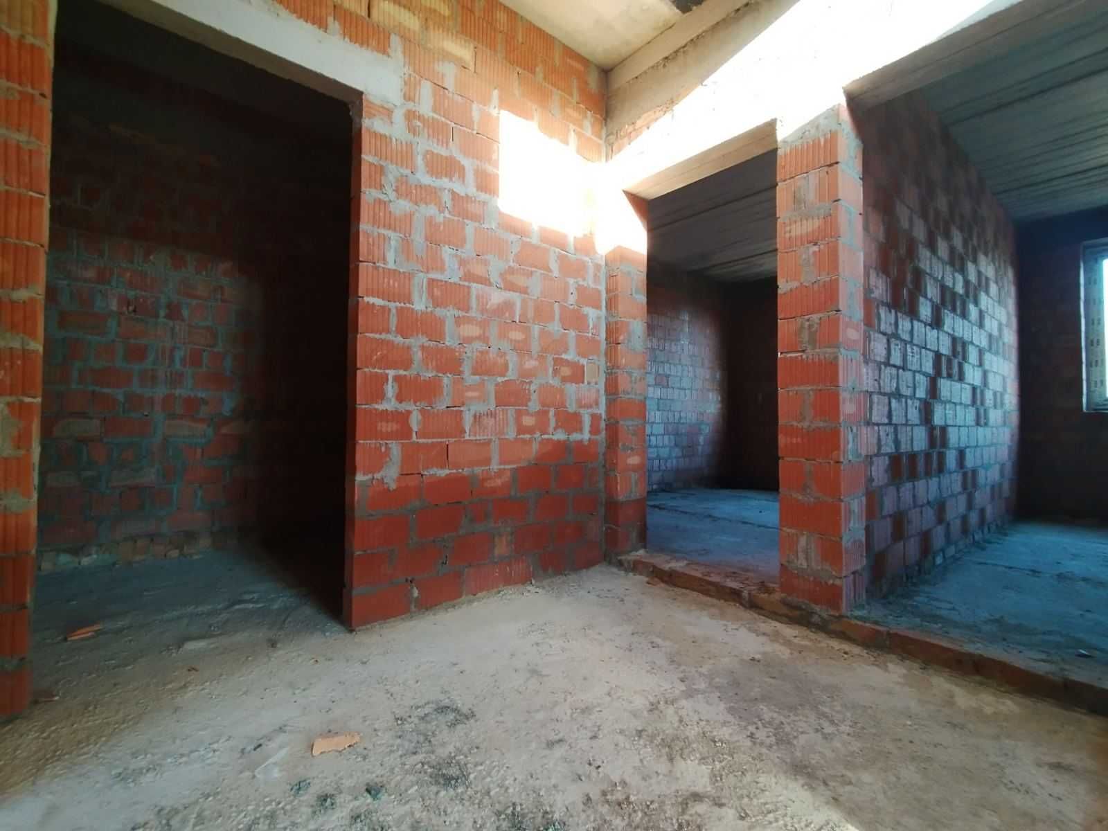 Дуплекс в лісовій частині Ірпеня. Поруч нові будинки.Розтермінування
