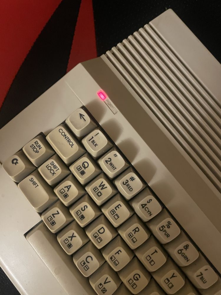 Commodore C64C + oryginalny zasilacz – retro komputer
