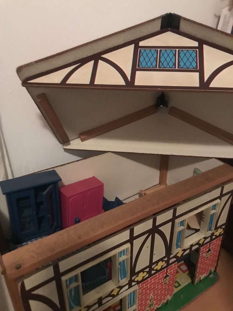 Casa de bonecas, caixa e carteiras