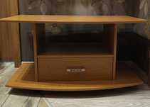Sprzedam stolik pod telewizor, olcha.
Wymiary stolika 90 cm x 50 cm,
w