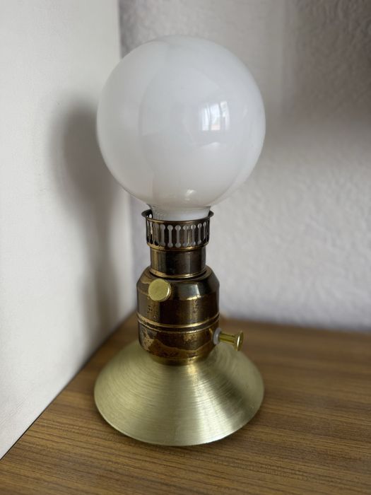 Stara lampa przypominajaca naftową