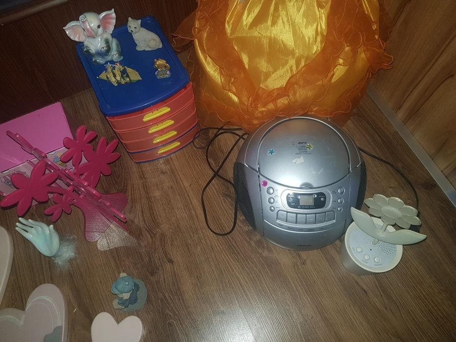 Boombox walizka szufladki na biurko obraz wieszaki stojak na biżuterię