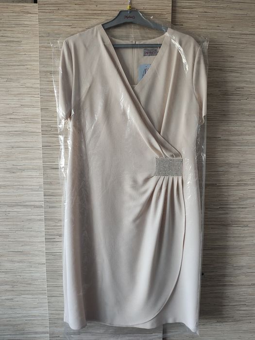 Nowa elegancka sukienka