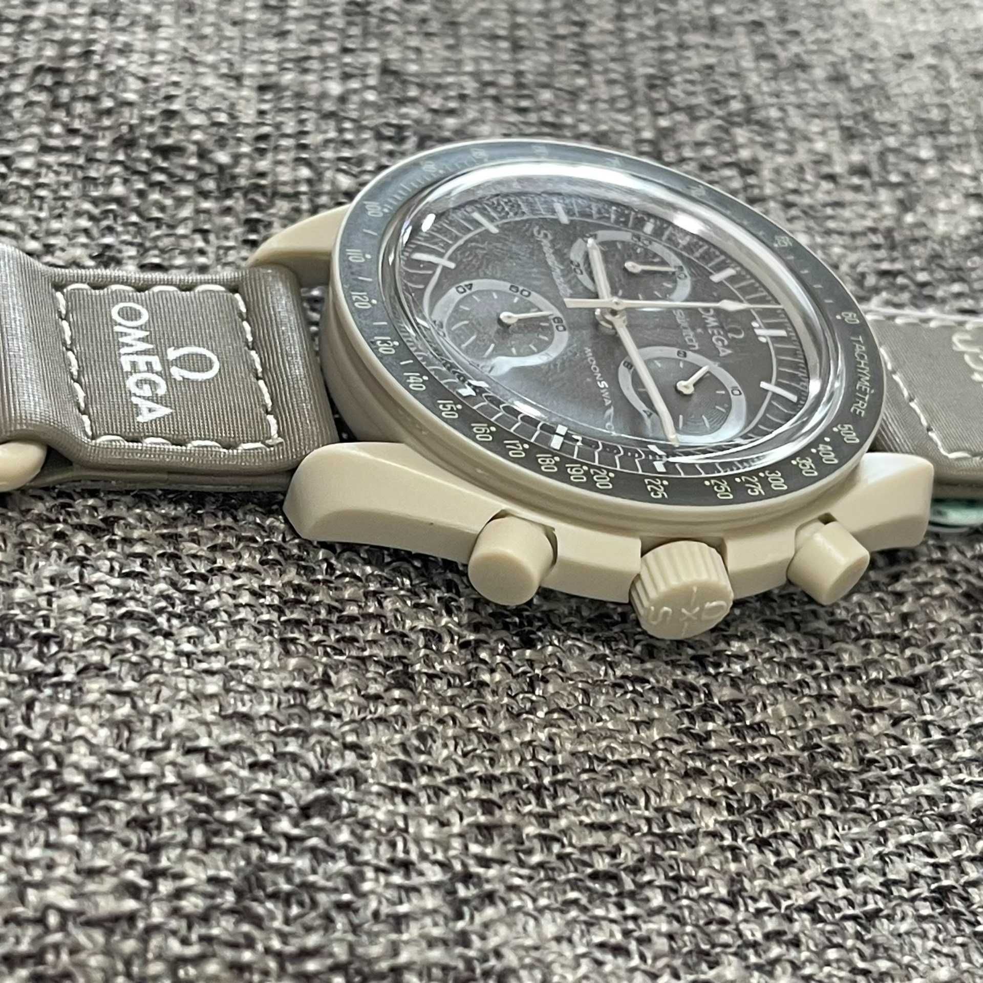 Limitowany Model SO33T103 - Omega x Swatch w Odcieniach Pustyni