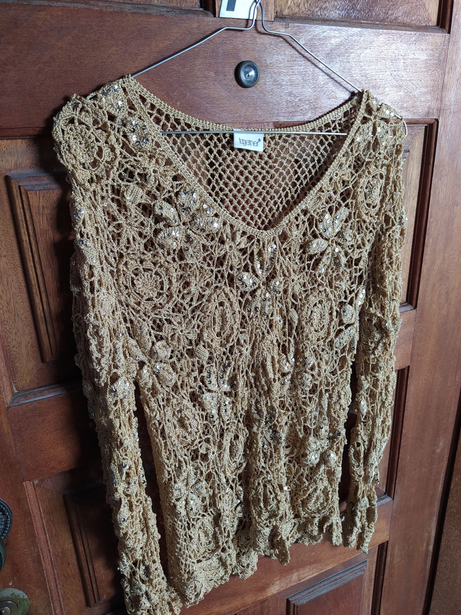 Blusa em crochet bege com lantejoulas com flores tamanho M