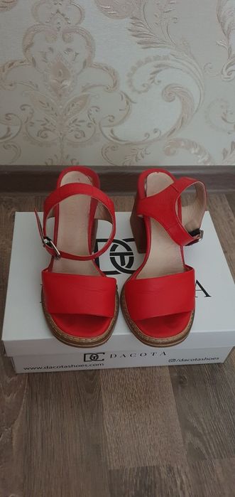 Босоніжки шкіряні червоного кольору