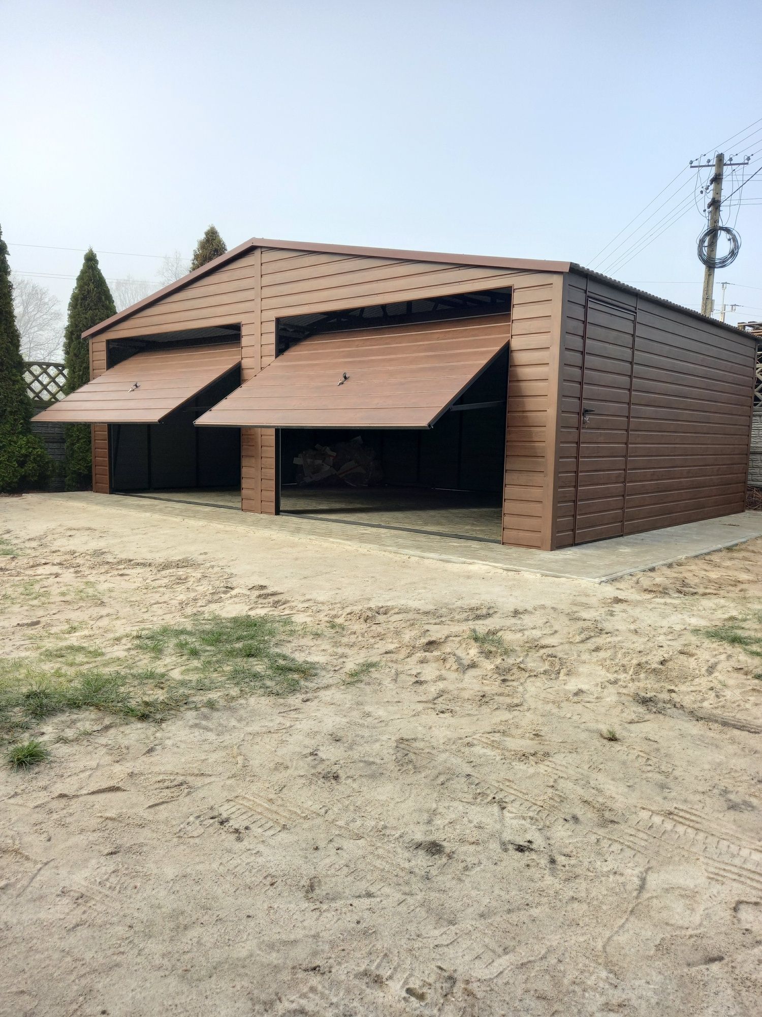 Garaż blaszany drewnopodobny nowoczesny wygląd profil zamknięty