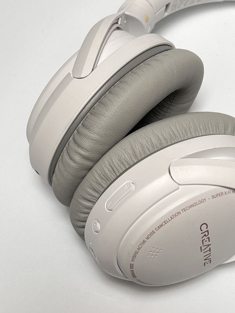 Białe słuchawki nauszne Zen Hybrid Creative ANC